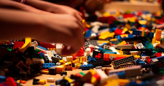 Duńska Grupa Lego poinformowała, że ze względu na rosyjską inwazję na Ukrainę definitywnie zaprzestaje sprzedaży swoich produktów w Rosji i zrywa współpracę z lokalnym dystrybutorem Inventive Retail Group.