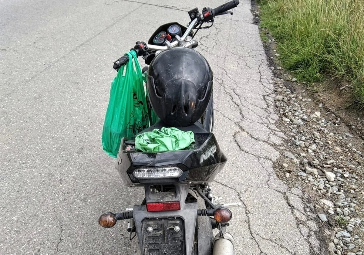 Pijany, bez uprawnień, niezarejestrowanym i nieubezpieczonym motorowerem jechał, choć tak naprawdę powinien siedzieć w więzieniu, bo był poszukiwany listem gończym. Te wszystkie występki miał na koncie 51-latek, którego zatrzymali do kontroli tatrzańscy policjanci.