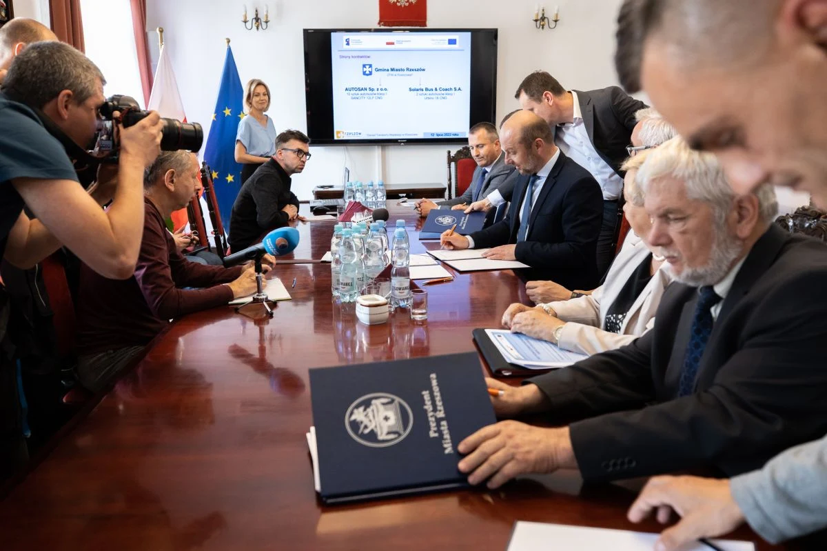 Miasto Rzeszów podpisało we wtorek umowy z firmami Autosan i Solaris na dostawę 14 ekologicznych autobusów. Wszystkie nowe autobusy będą wyposażone w elektroniczne wyświetlacze i tablice informacyjne, biletomaty, system głosowych zapowiedzi, a także klimatyzację i udogodnienia dla osób z niepełnosprawnościami.