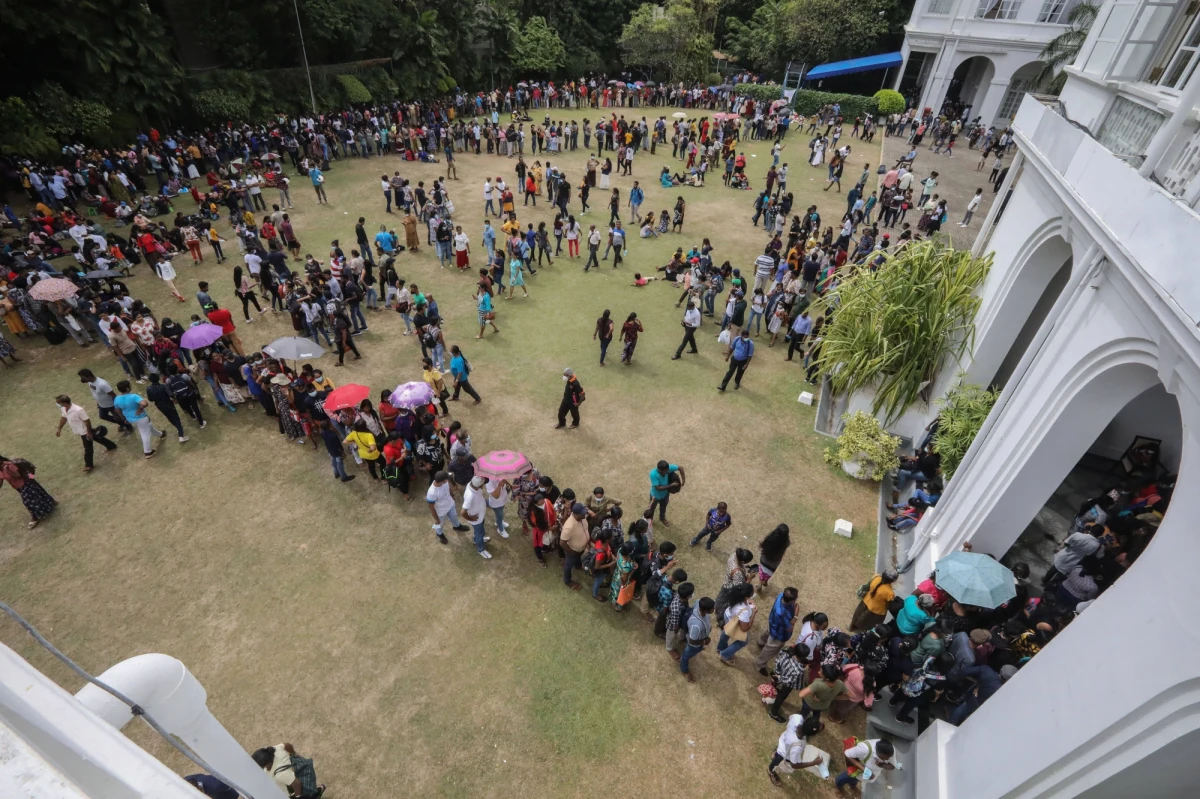 ​Prezydent Sri Lanki Goatabaya Rajapaksa opuścił swój kraj w środę rano czasu lokalnego na pokładzie wojskowego samolotu AN-32, lecącego na Malediwy - poinformowały lankijskie służby lotnicze. 73-letni przywódca, który zapowiedział dymisję, odleciał z międzynarodowego lotniska w Kolombo wraz ze swoją żoną i ochroniarzem.
