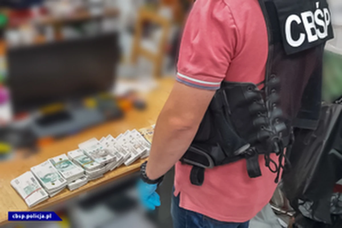 Kolejne dwie osoby zostały zatrzymane przez Centralne Biuro Śledcze Policji i Krajową Administrację Skarbową po kontrolach w Wólce Kosowskiej (woj. mazowieckie) w ramach śledztwa dot. międzynarodowej zorganizowanej grupy przestępczej.

