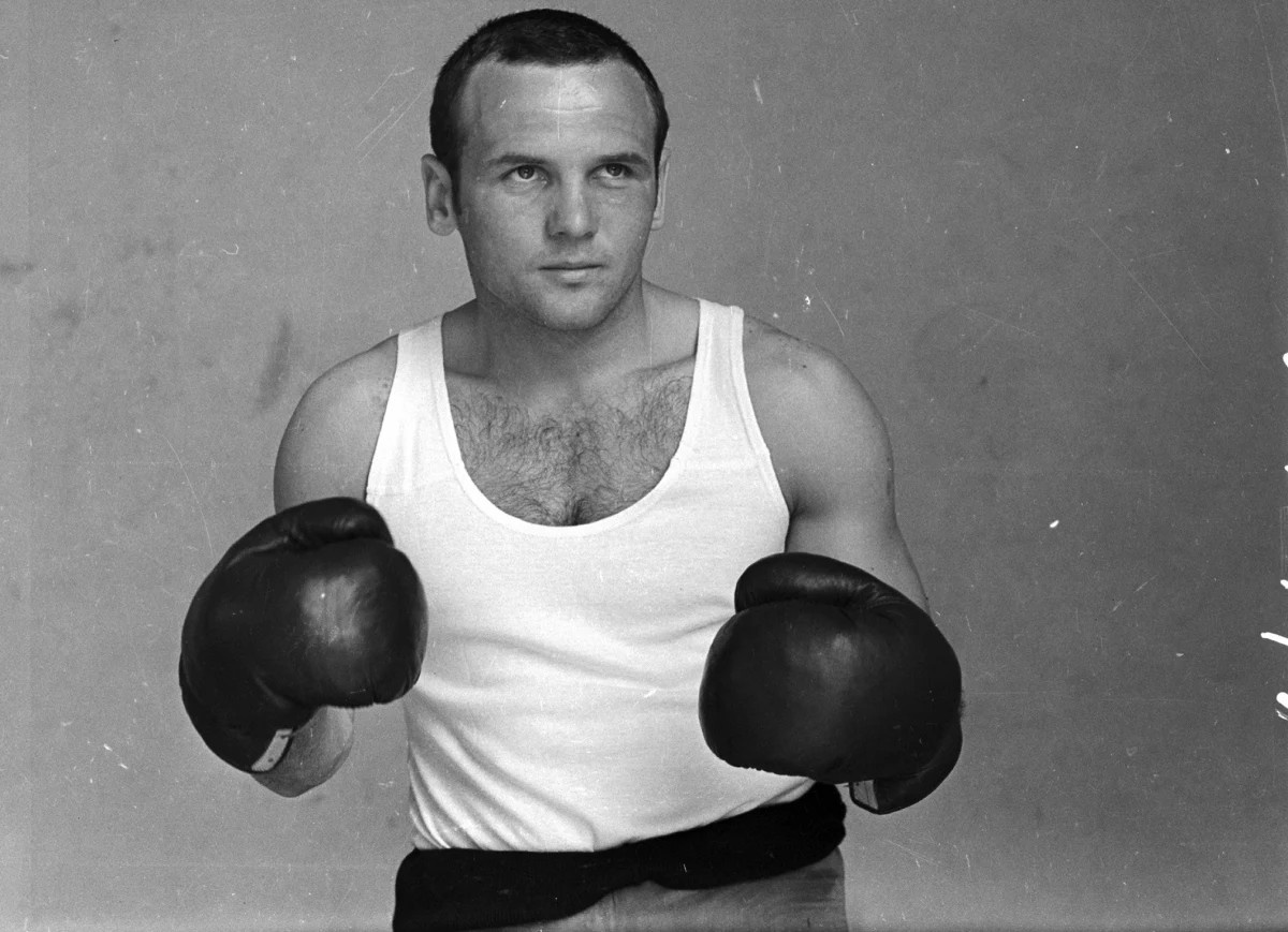 10 lat temu zmarł Jerzy Kulej –  jeden z najwybitniejszych polskich bokserów w historii. Miał 71 lat. Jako jedyny z biało-czerwonych wywalczył dwa złote medale olimpijskie. "Kiedy dowiedziałem się o jego śmierci, pociekły mi łzy. Był wspaniałym człowiekiem i wspaniałym pięściarzem" - mówił mistrz olimpijski z Montrealu, były prezes Polskiego Związku Bokserskiego Jerzy Rybicki.