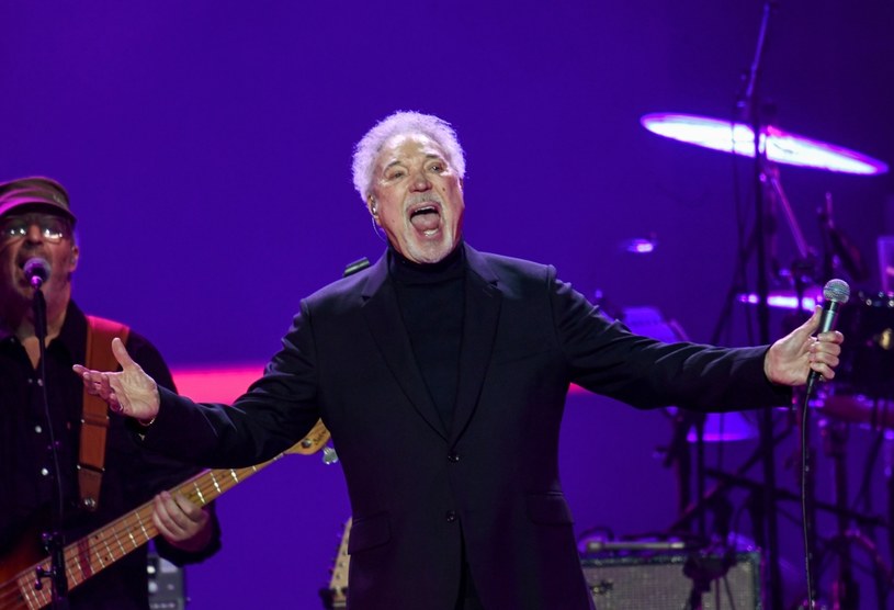 Sir Tom Jones nagle odwołał koncert, który miał odbyć się w Budapeszcie. W sieci pojawiały się różne plotki na temat zdarzenia, ale wokalista zaprzeczył, że stało się tak z powodu jego zasłabnięcia. Wydał oświadczenie, w którym informuje o infekcji wirusowej.