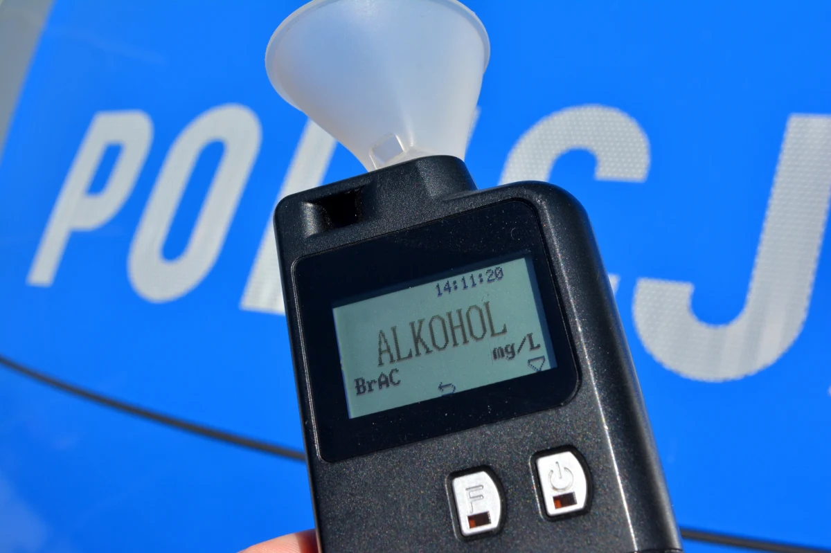 1,7 promila alkoholu w organizmie miał kierowca zatrzymany przez policjantów z wrocławskiej prewencji na drodze z Wrocławia do Oławy. Podczas prowadzonych czynności żona mężczyzny wyszła z auta, zaczęła chodzić po jezdni, znieważała policjantów i próbowała ugryźć jednego z nich.

