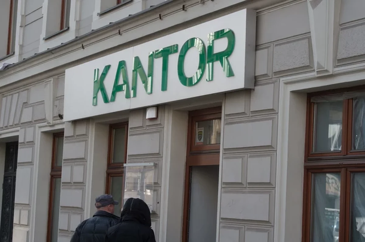 Komenda Miejska Policji w Wałbrzychu na Dolnym Śląsku szuka świadków napadu na pracownika kantoru, do którego doszło we wtorek rano. Sprawcy zaatakowali mężczyznę i wyrwali mu plecak. Nieoficjalnie wiadomo, że w środku była spora kwota. Poszkodowany trafił do szpitala, a funkcjonariusze próbują namierzyć napastników.