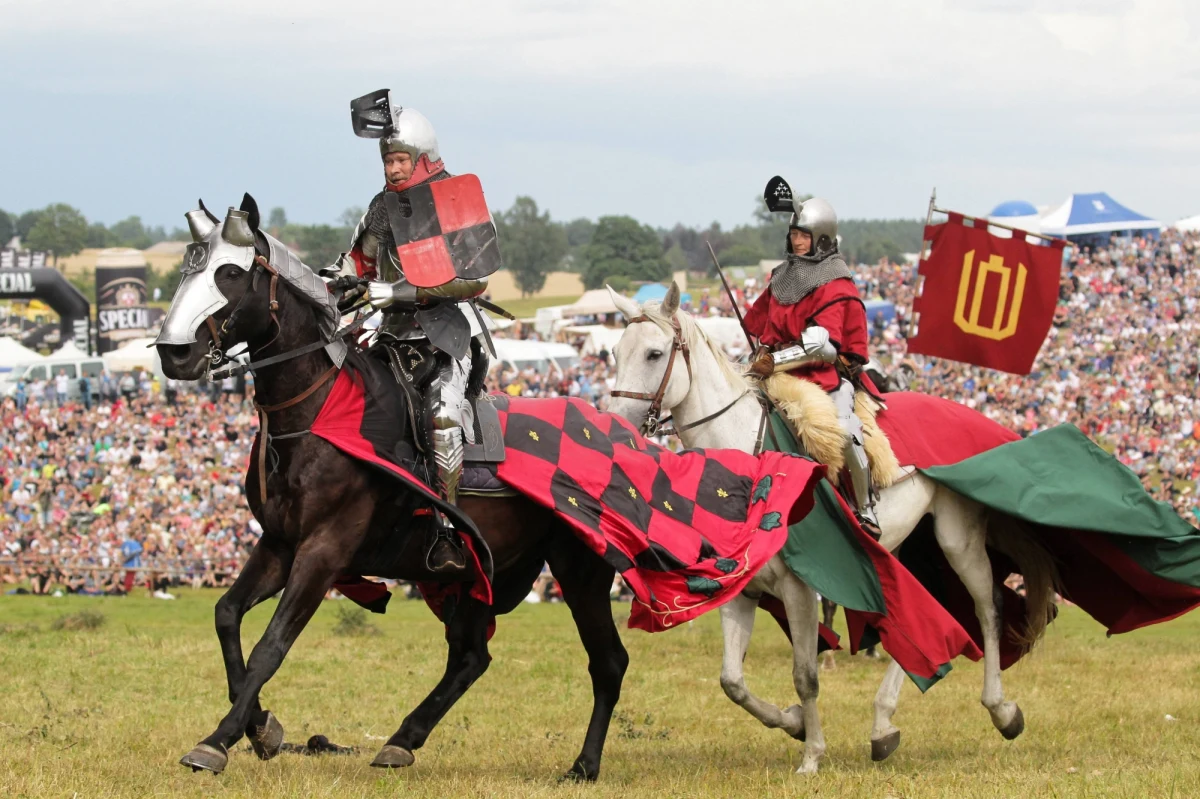 Na Polach Grunwaldu już pojawiają się pierwsze obozowiska miłośników średniowiecza, którzy przygotowują się do rekonstrukcji bitwy z 1410 roku. Odbędzie się ona w sobotę o godz. 15.00. Tym razem w inscenizacji nie wezmą udziału Rosjanie.

