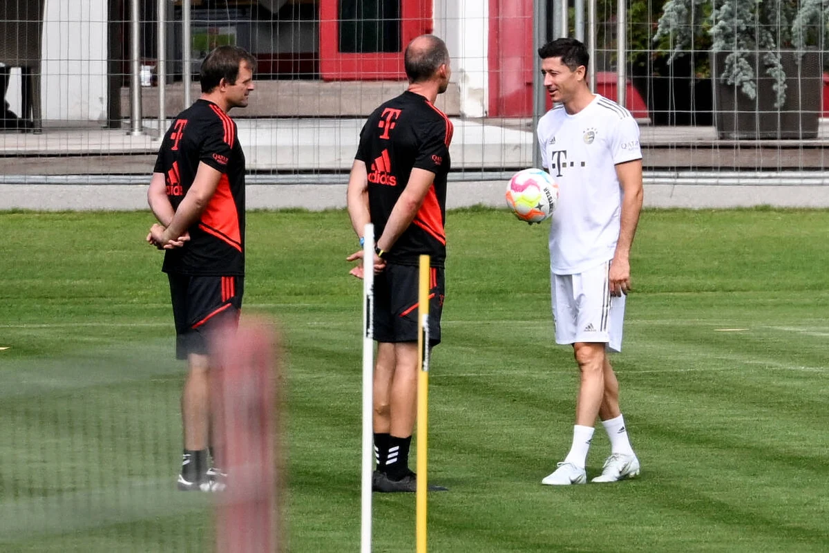 Po wakacyjnej przerwie Robert Lewandowski rano wznowił treningi z Bayernem Monachium. Według mediów nadal jednak prawdopodobne jest przejście kapitana piłkarskiej reprezentacji Polski do Barcelony.