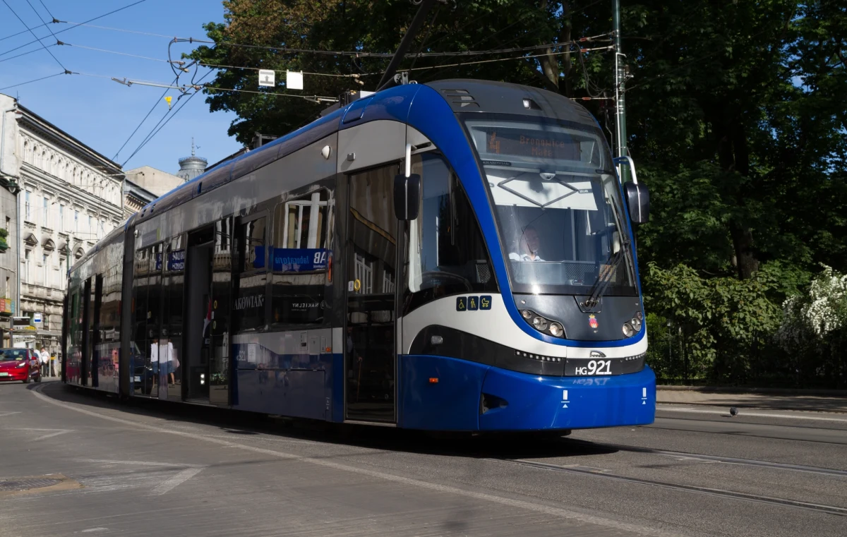 Od soboty ( 16 lipca) tramwaje i samochody nie pojadą ulicą Basztową. Dla ruchu zamknięty będzie odcinek od Starego Kleparza do Teatru Bagatela. Powód? Drugi etap gwarancyjnego remontu nawierzchni torowisku na skrzyżowaniu Basztowej i  Długiej.

