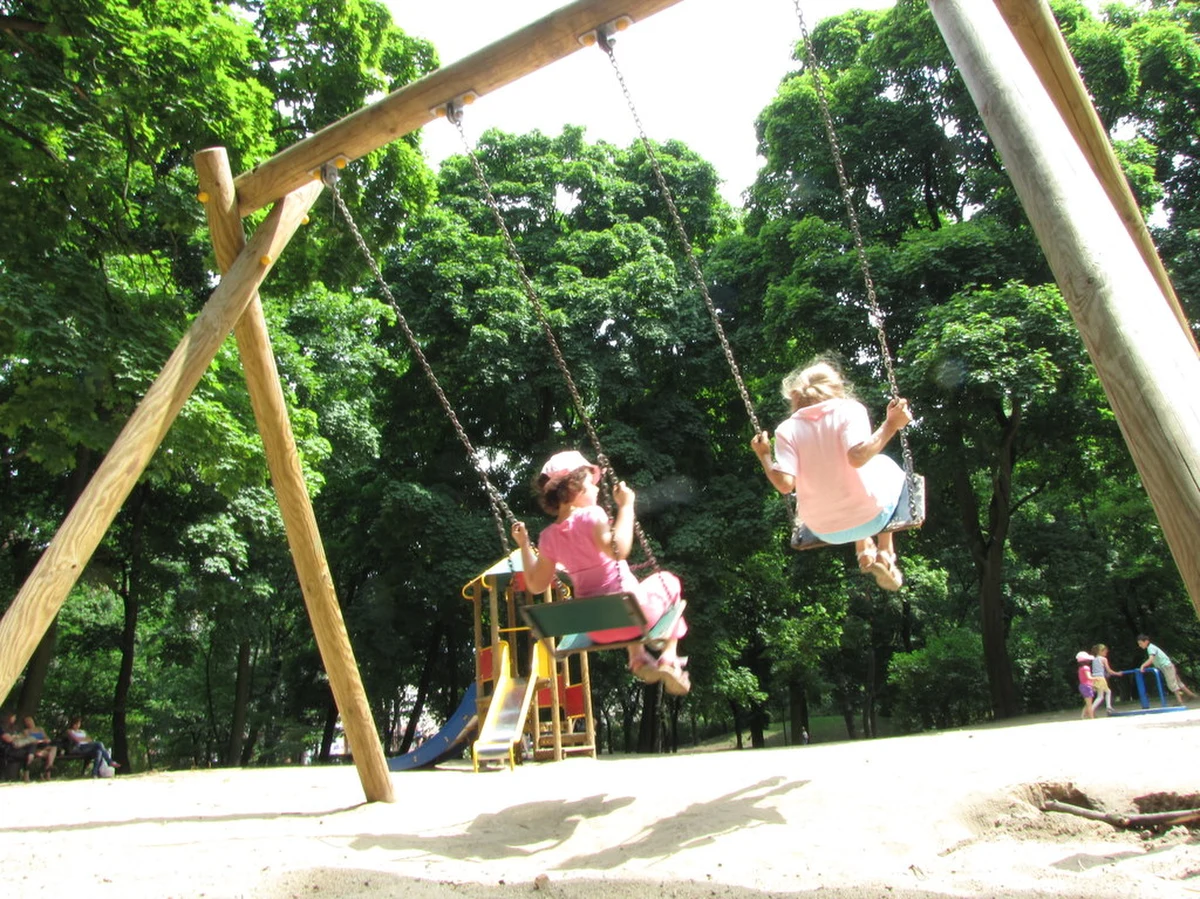 Policja prowadzi dochodzenie w sprawie niebezpiecznego wypadku, do jakiego doszło 4 lipca na placu zabaw w Wągrowcu w Wielkopolsce. Na głowę siedzącej na huśtawce 10-latki spadła drewniana belka. Dziecko trafiło do szpitala. Funkcjonariusze sprawdzają m.in. gdzie urzadzenie było kupione i czy miało atesty.