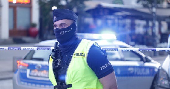 Zarzuty o charakterze terrorystycznym usłyszał mężczyzna, który przyniósł pocisk artyleryjski na marsz pamięci ofiar zbrodni wołyńskiej w Warszawie. Śledztwo w jego sprawie przejęła Prokuratura Krajowa, zajmująca się najcięższymi przestępstwami. Łukaszowi K. grozi 8 lat więzienia. 