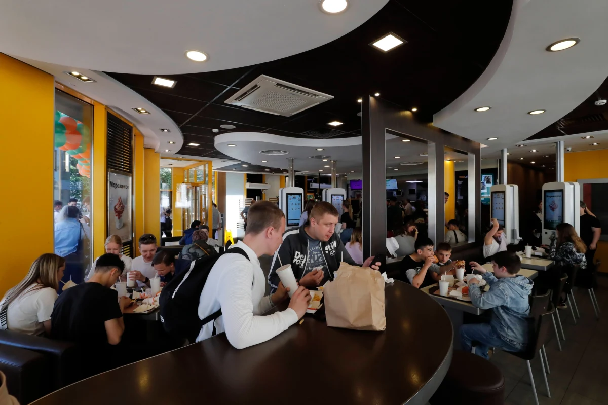 Rosyjska firma, która przejęła restauracje McDonald's w tym kraju, zabroniła odwiedzającym ładowania telefonów i robienia zdjęć w niektórych swoich lokalach - informują lokalne media. "Chodzi o bezpieczeństwo oraz ochronę prywatności innych gości" – przekazał rzecznik prasowy.
