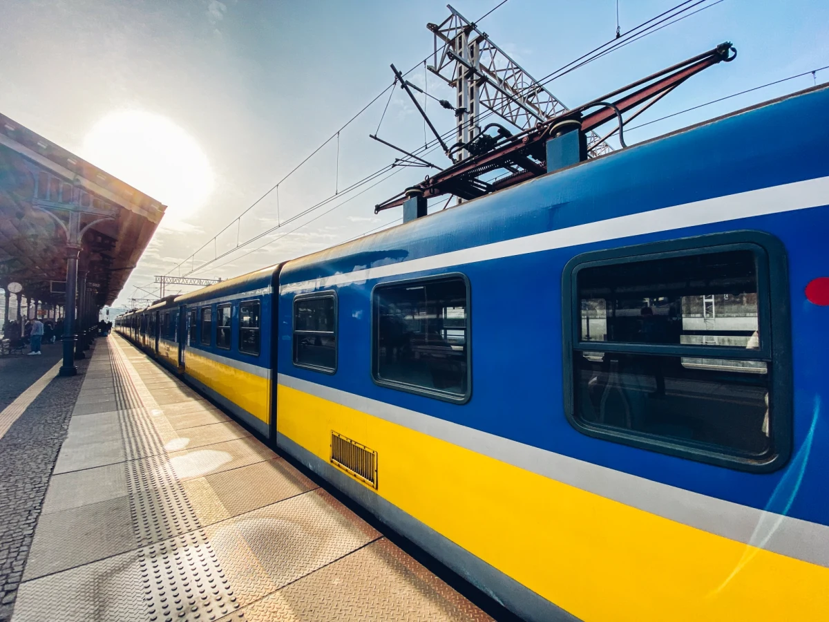 Od sierpnia wzrosną ceny biletów kolejowych w tzw. Taryfie Pomorskiej. Obowiązuje ona w pociągach PKP Szybkiej Kolei Miejskiej w Trójmieście i POLREGIO. Bilety zdrożeją średnio o 15 proc. 

