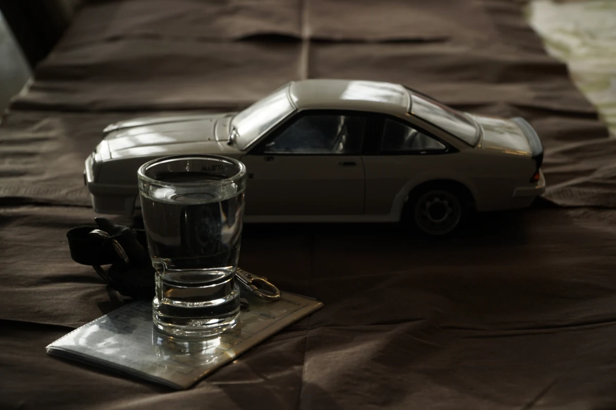 0,9 promila alkoholu w organizmie stwierdzili policjanci u 36-latka, który wiózł swoją rodzinę na zakupy do jednej z galerii handlowych w Oświęcimiu (woj. małopolskie). Zastrzeżenie mundurowych wzbudził styl jazdy kierowcy.