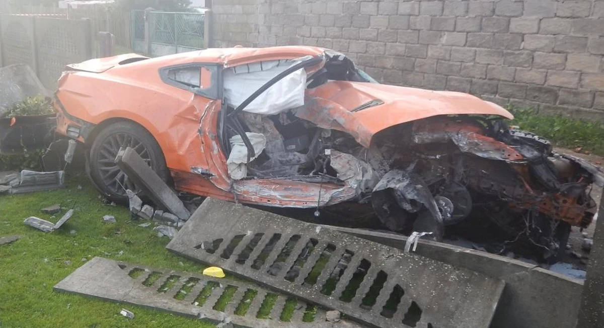 37-letni kierowca osobowego forda na drodze gminnej w Dobrowie (gmina Kościelec, województwo wielkopolskie) uderzył w jeden z budynków, po czym wjechał w betonowe ogrodzenie. Mężczyzna trafił do szpitala ze złamaną ręką.