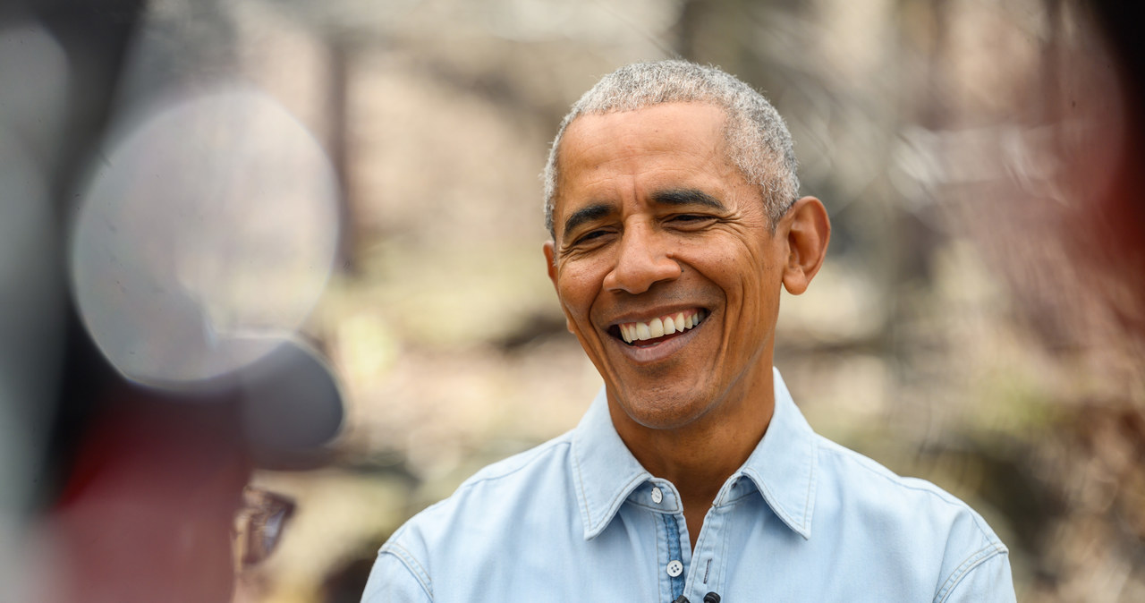 Były prezydent Stanów Zjednoczonych znalazł się na liście nominowanych do nagród honorujących osiągnięcia przemysłu telewizyjnego - Emmy. Barack Obama będzie walczył o statuetkę w kategorii najlepszy narrator. Doceniono to, z jakim kunsztem pełnił funkcję lektora w serialu Netfliksa o najwspanialszych parkach narodowych świata. Obama ma szansę stać się drugim po Eisenhowerze prezydentem z nagrodą Emmy.