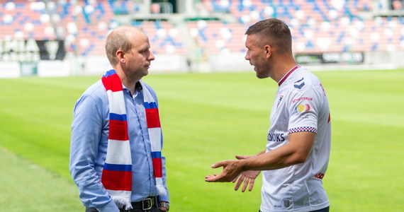 Górnik Zabrze znalazł nowego sponsora, to niemiecka firma Schuttflix. W załatwieniu sprawy pomagał piłkarz Górnika Lukas Podolski. "Mój telefon jest ciężki, tam są ciężkie nazwiska" - powiedział mistrz świata z 2014 roku po podpisaniu umowy.