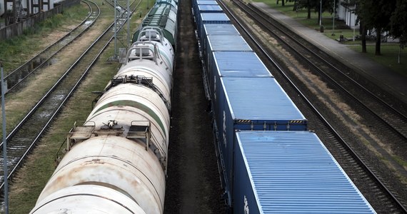 ​Komisja Europejska zezwala na transport kolejowy niektórych towarów objętych sankcjami do i z obwodu kaliningradzkiego przez terytorium UE. Urząd opublikował wytyczne dotyczące tranzytu towarów z Rosji w związku z sankcjami nałożonymi po inwazji na Ukrainę.