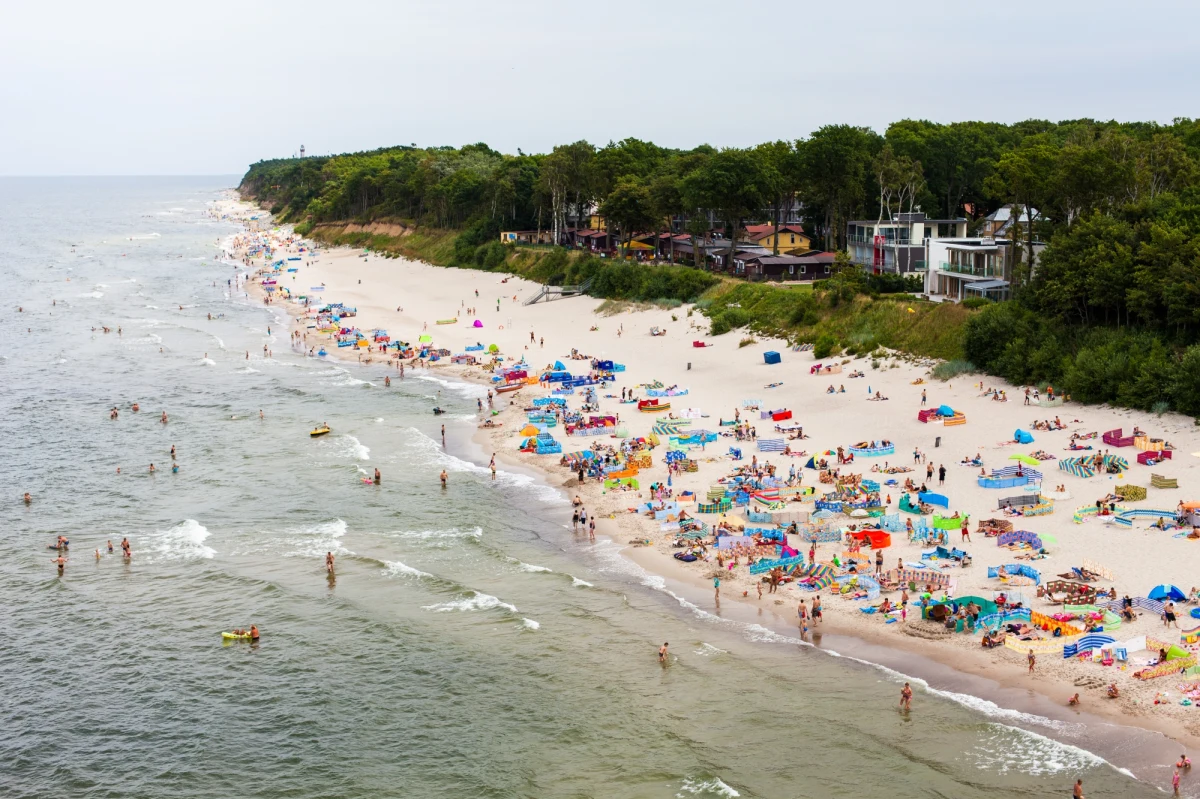 Ratownicy nad Bałtykiem apelują do wypoczywających, by nie ignorowali koloru flag informujących, czy można wchodzić do wody. Ostrzegają m.in. przed falą przybojową, która jest w stanie porwać nawet silną i doskonale pływającą osobę. 