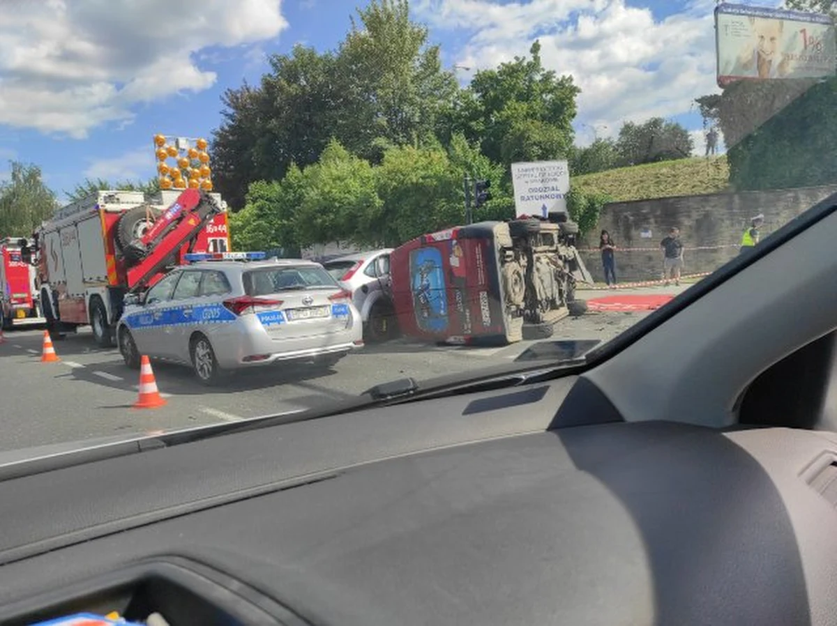 Do groźnie wyglądającego zderzenia doszło w Krakowie, w rejonie przystanku Prokocim Szpital, w kierunku Wieliczki. Jak informują słuchacze dzwoniący na Gorącą Linię RMF FM, w rejonie miejsca kolizji tworzą się korki.