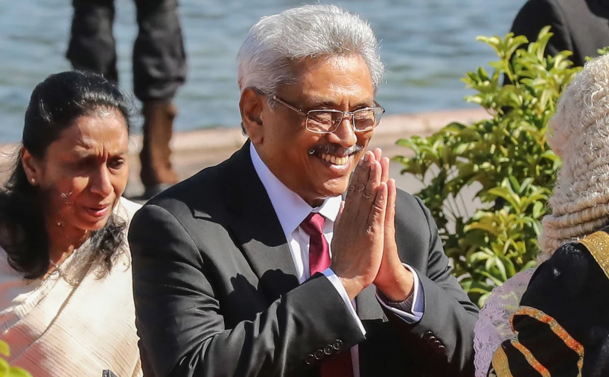 Prezydent Sri Lanki Gotabaja Radżapaksa, który pod naciskiem demonstracji musiał opuścić swój kraj, zamierza polecieć do Singapuru, a po przybyciu tam złożyć rezygnację - poinformowała w środę agencja Reutera powołując się na anonimowe źródło w rządzie Sri Lanki.