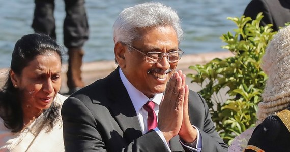 Prezydent Sri Lanki Gotabaja Radżapaksa, który pod naciskiem demonstracji musiał opuścić swój kraj, zamierza polecieć do Singapuru, a po przybyciu tam złożyć rezygnację - poinformowała w środę agencja Reutera powołując się na anonimowe źródło w rządzie Sri Lanki.