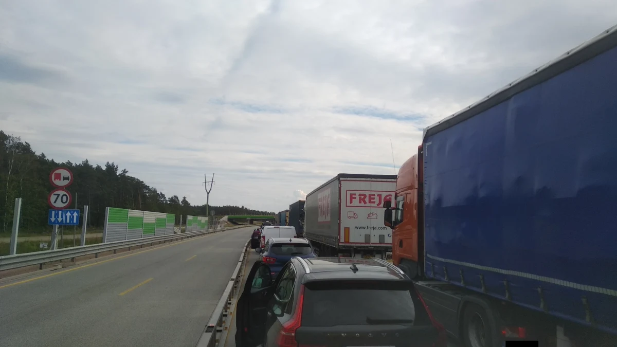 Autostrada A1, za Piotrkowem Trybunalskim, koło Kamieńska (woj. łódzkie), w kierunku Katowic trasa jest zablokowana w kierunku Katowic. Około 18:30 odblokowano jezdnię w kierunku Gdańska.