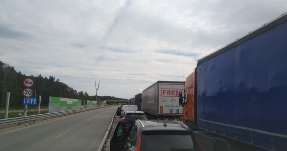 Autostrada A1, za Piotrkowem Trybunalskim, koło Kamieńska (woj. łódzkie), w kierunku Katowic trasa jest zablokowana w kierunku Katowic. Około 18:30 odblokowano jezdnię w kierunku Gdańska.