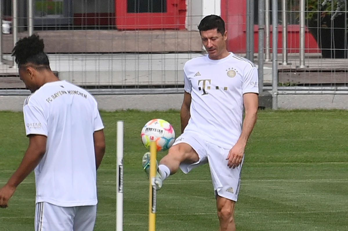 Robert Lewandowski zgodnie z zapowiedziami stawił się po urlopie na treningu Bayernu Monachium. Według hiszpańskich mediów, FC Barcelona wkrótce złoży nową ofertę transferu kapitana reprezentacji Polski.