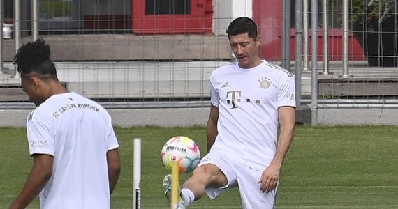 Robert Lewandowski zgodnie z zapowiedziami stawił się po urlopie na treningu Bayernu Monachium. Według hiszpańskich mediów, FC Barcelona wkrótce złoży nową ofertę transferu kapitana reprezentacji Polski.