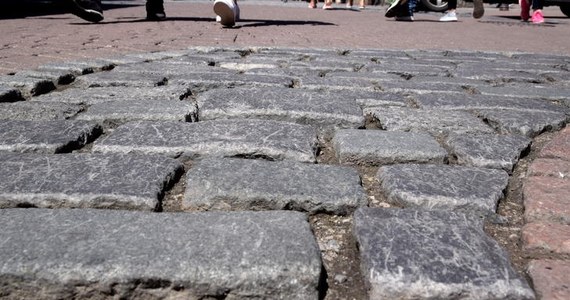 Zakopiański urząd miasta poinformował, że po zakończeniu sezonu letniego ulicę Krupówki czekają prace kamieniarskie. Będą m.in. uzupełniane ubytki w kostce brukowej.