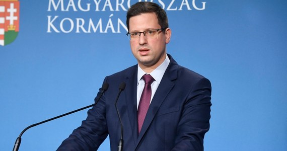 Rząd Węgier zdecydował o wprowadzeniu stanu zagrożenia energetycznego i podjęciu od sierpnia szeregu kroków, obejmujących m.in. zakaz eksportu surowców energetycznych - poinformował szef kancelarii premiera Gergely Gulyas na konferencji prasowej. 