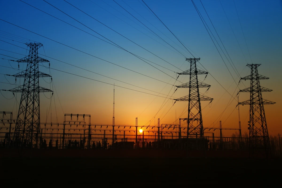 W przyszłym roku spodziewamy się co najmniej kilkudziesięcioprocentowych podwyżek cen energii elektrycznej w zatwierdzanych taryfach. Ale trudno dziś przesądzić, jaki rząd wielkości będziemy ostatecznie mogli uznać za uzasadniony - powiedział w rozmowie z "Dziennikiem Gazetą Prawną" prezes Urzędu Regulacji Energetyki Rafał Gawin.