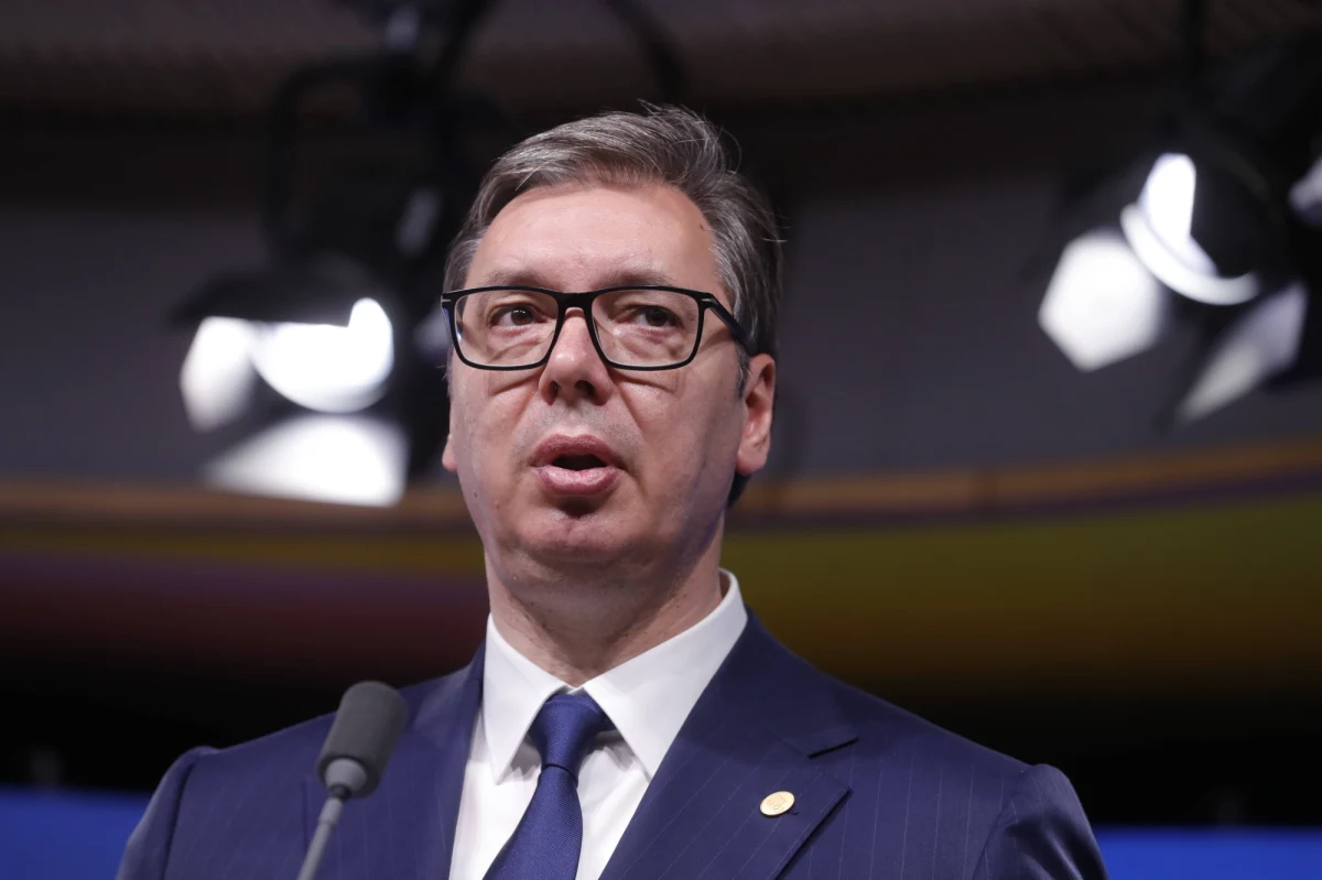 Prezydent Serbii Aleksandar Vucic poinformował, że konflikt w Ukrainie to „wojna prawie światowa” i trzeba zrobić wszystko, co możliwe, aby zachować pokój na Bałkanach. Uważa, że Zachód walczy z Rosją za pomocą żołnierzy ukraińskich. 