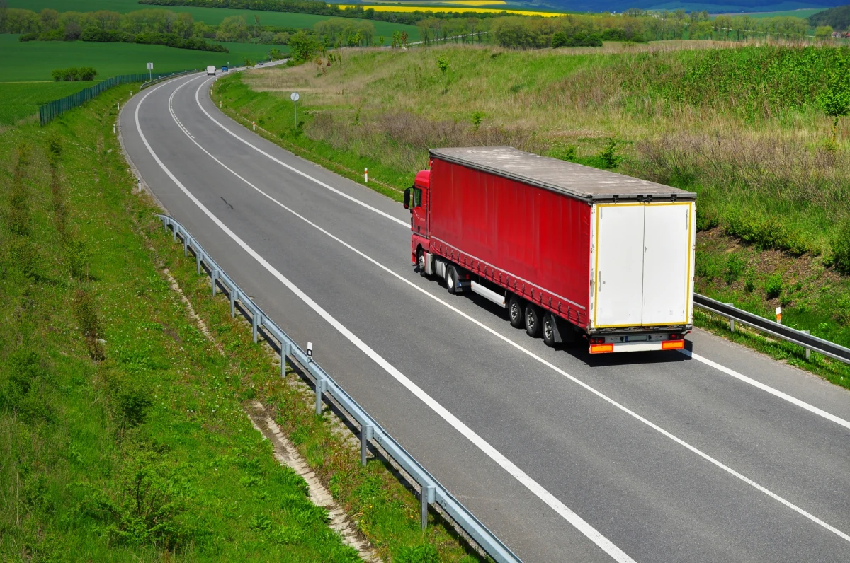 W godzinach szczytu z ulic centrum Ostrołęki od poniedziałku, 18 lipca znikną ciężarówki. W przyszłym tygodniu w życie wejdzie zapis o zakazie wjazdu wszystkich pojazdów ciężarowych do miasta. 

