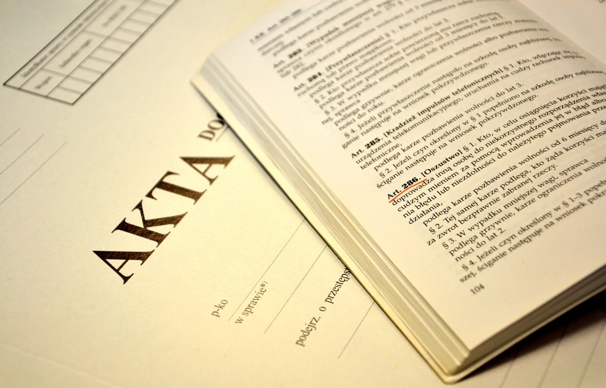 Funkcjonariusze Komendy Miejskiej Policji w Nowym Sączu zatrzymali mieszkankę Krakowa podającą się za adwokatkę oraz jej wspólnika – czynnego adwokata prowadzącego kancelarię. Oboje usłyszeli zarzuty i zostali aresztowani na trzy miesiące po tym, jak wyłudzili od swoich klientów ponad 4 miliony złotych. Grozi im do 10 lat więzienia.