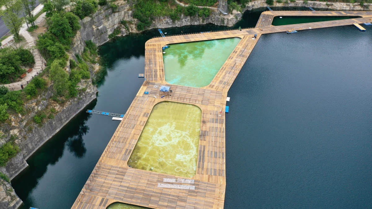 Kąpielsko na krakowskim Zakrzówku nie zostanie w tym sezonie otwarte - poinformował Urząd Miasta. Powód?  Przedłużająca się procedura przyłączenia prądu i basen dla dzieci za głęboki o 1 centymetr.

