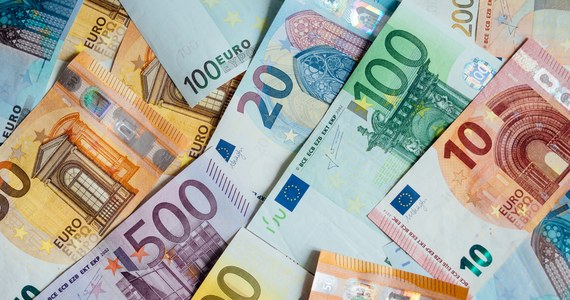 W letniej prognozie gospodarczej Komisja Europejska przewiduje rekordowy poziom inflacji w bieżącym roku dla całej UE i strefy euro. Obniża też częściowo rokowania dotyczące wzrostu PKB.