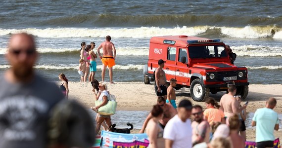 Nie żyje 32-letni mężczyzna, który w środę brał udział w akcji ratunkowej na plaży w Jantarze w woj. pomorskim. Wraz z innymi plażowiczami utworzył łańcuch życia i przeszukiwał dno kąpieliska po tym, jak ktoś zgłosił, że w wodzie jest osoba potrzebująca pomocy.