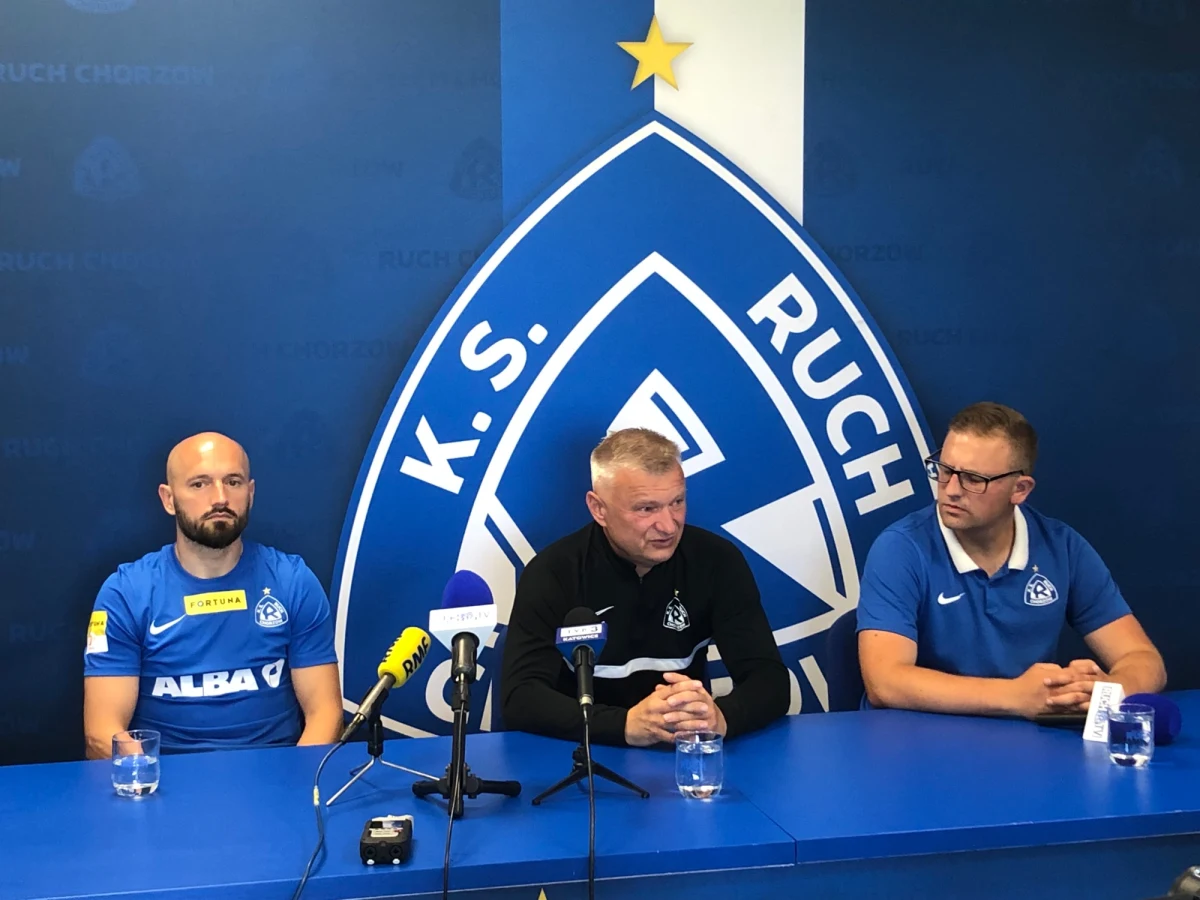 Piłkarze Ruchu Chorzów w piątek na własnym stadionie zainaugurują nowy sezon ligowy. Niebiescy w pierwszym meczu w I lidze zmierzą się ze Skrą Częstochowa. Klub z Górnego Śląska awans na zaplecze ekstraklasy walczył przez baraże, pokonując w nich Radunię Stężyca i Motor Lublin. W zespole doszło do wielu zmian. Do drużyny dołączyli m.in. dobrze znani przy Cichej w Chorzowie Łukasz Moneta i Maciej Sadlok. "Po transferach czuć większą jakość i rywalizację na treningu. Teraz każda pomyłka jest wykorzystywana" – zaznacza w rozmowie z RMF FM Tomasz Foszmańczyk, kapitan Ruchu Chorzów, z którym o nadchodzącym sezonie I ligi rozmawiał Wojciech Marczyk z redakcji sportowej RMF FM. 