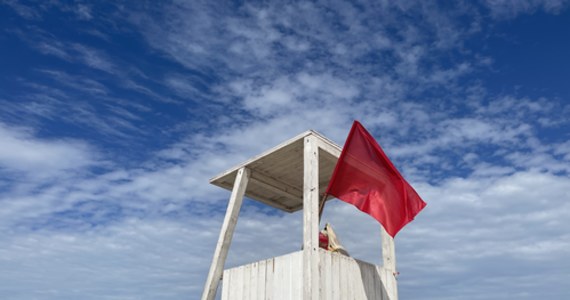 Czerwona flaga to za mało - sugeruje w rozmowie z RMF FM Sebastian Kluska, dyrektor Morskiej Służby Poszukiwania i Ratownictwa (SAR). Tylko wczoraj 7 z 9 akcji przeprowadzonych przez ratowników morskich dotyczyło osób, które zignorowały zakaz kąpieli.