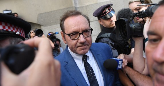 Amerykański aktor Kevin Spacey, który stanął przed sądem w Londynie w związku z oskarżeniami o napaści seksualne, nie przyznał się do żadnego z pięciu postawionych mu zarzutów.