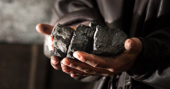​Premier Mateusz Morawiecki nakazał spółkom Skarbu Państwa pilny zakup 4,5 mln ton węgla dla gospodarstw domowych - poinformował Onet, powołując się na dokument podpisany przez szefa Rady Ministrów.