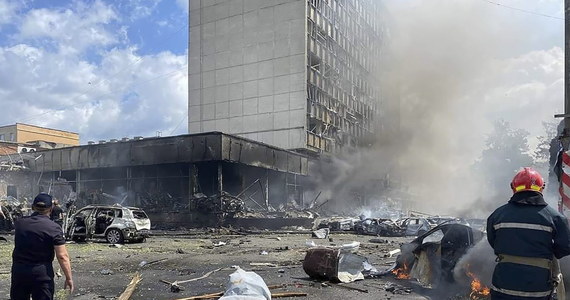 Co najmniej 23 osoby - w tym troje dzieci - zginęło, a kilkadziesiąt zostało rannych - to tragiczny bilans rosyjskiego ataku rakietowego na miasto Winnica w środkowej części Ukrainy. Pięć osób jest w stanie krytycznym. Doszło do niego rano w rejonie centrum miasta. W wyniku eksplozji wybuchł pożar.