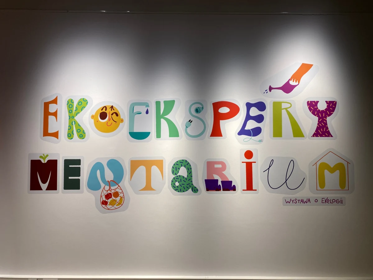 Dlaczego warto mieć mniej ? Na to pytanie odpowiada wystawa w Muzeum Miasta Gdyni. EkoEksperymentarium to wystawa pozwalająca sprawdzić, jak nasze małe codzienne czynności, mogą korzystanie wpłynąć na środowisko.