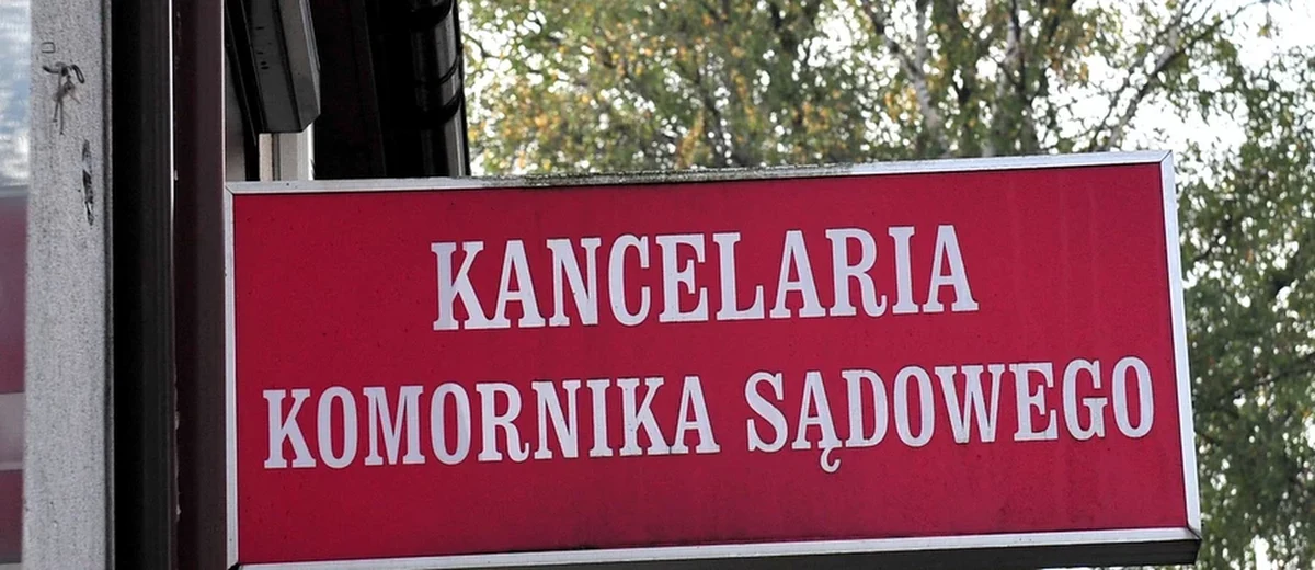 Zawieszonego w czynnościach służbowych komornika sądowego Rafała O. prokurator oskarżył o przekroczenie uprawnień i przywłaszczenie pieniędzy. Chodzi o kwotę 1,8 mln zł. Aktem oskarżenia objęto jeszcze dwie inne osoby zatrudnione w kancelarii komorniczej.