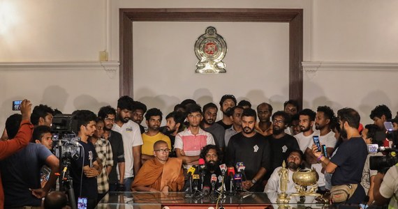 Prezydent Sri lanki Gotabaya Rajapaksa złożył rezygnację z urzędu drogą mailową. Decyzję podjął po fali gwałtownych protestów związanych z największym od kilku dekad kryzysem gospodarczym w tym wyspiarskim kraju w Azji Południowej. 