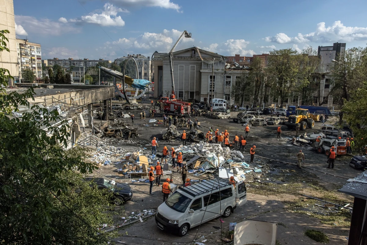 Ambasada USA zaapelowała do amerykańskich obywateli o pilne opuszczenie Ukrainy w związku ze "skrajnie niestabilną sytuacją bezpieczeństwa". Wezwano do unikania zgromadzeń, które mogą stać się celem rosyjskiego ataku w całym kraju.