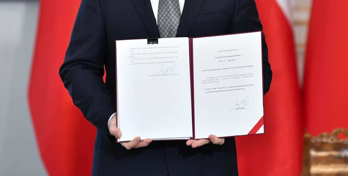 Ustawa o wakacjach kredytowych została opublikowana w Dzienniku Ustaw. Przepisy, które pozwalają m.in. na odroczenie spłaty kredytu hipotecznego udzielonego w polskiej walucie łącznie przez osiem miesięcy, wchodzą w życie po 14 dniach od dnia ogłoszenia.