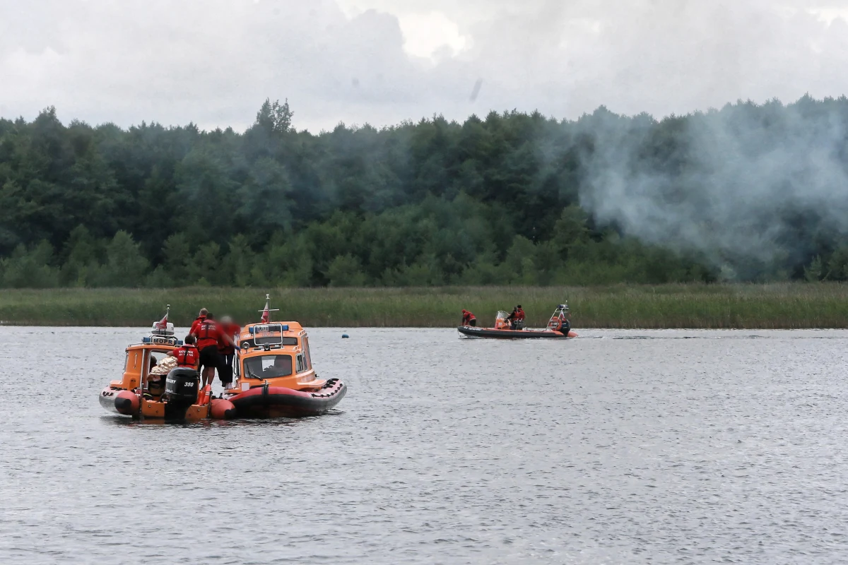 "My w wodzie przede wszystkim mamy obowiązki. Musimy potrafić pływać. Mamy obowiązek nie wchodzić do wody po spożyciu alkoholu. Musimy mieć oczy dookoła głowy, być rozsądnym i rozważnym" – mówił w radiu RMF24 Jarosław Sroka, szef MOPR w Giżycku, który był gościem Michała Zielińskiego w rozmowie „7 pytań o 7:07”. "Kobiety z większym rozsądkiem czy pokorą podchodzą do wody. My mężczyźni mamy - może szczególnie Polacy - w sobie ułańską fantazję. Po drugim czy po trzecim piwie włącza się tzw. nieśmiertelność" – dodał. 