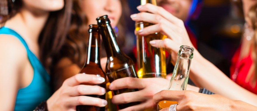 U osób, które nawet w umiarkowany sposób korzystają z alkoholowych napojów, naukowcy wykryli podwyższony poziom żelaza w mózgu. Taki stan powiązano już wcześniej z większym ryzykiem choroby Alzheimera czy Parkinsona.